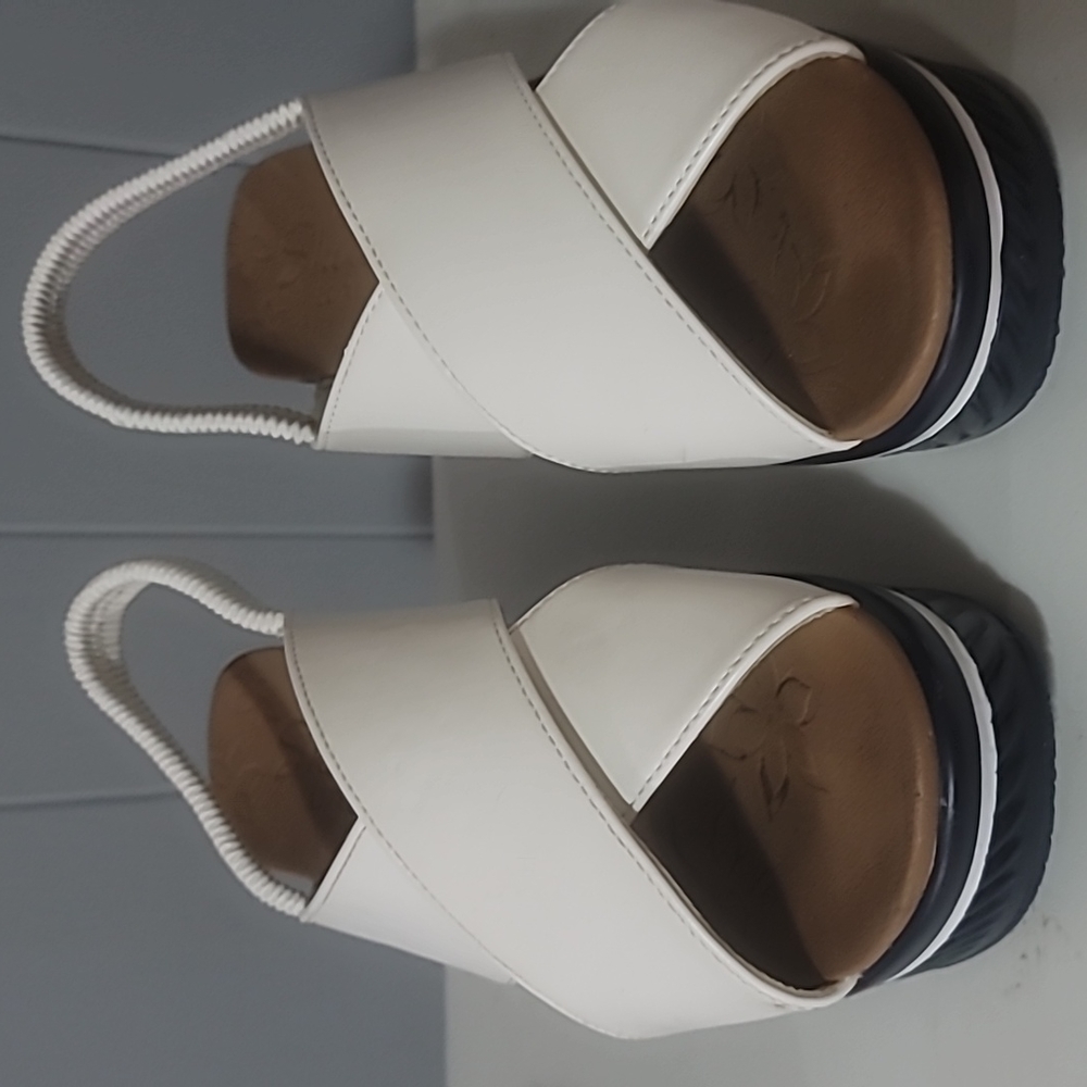 Sketcher White Luxe Foam Sandals Size 9